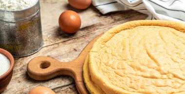 Ev yapımı sünger kek ya da ahşap masa malzemeli şifon kek. Fırının arka plan konsepti. Metin için pankart, menü tarifi yeri.