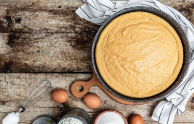 Ev yapımı sünger kek ya da ahşap masa malzemeli şifon kek. Fırının arka plan konsepti. Metin için pankart, menü tarifi yeri.