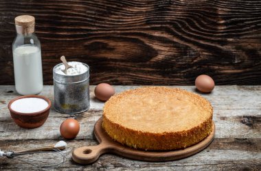 Tahta arka planda taze kek bisküvisi. Fırının arka plan konsepti. afiş, metin için menü tarifi yeri, üst görünüm.