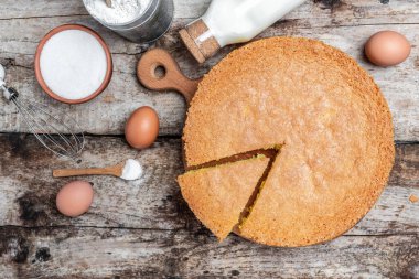 Beyaz ahşap bir masada malzemeli ev yapımı kek. Fırının arka plan konsepti. afiş, metin için menü tarifi yeri, üst görünüm.