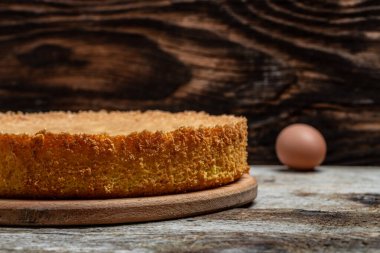 Ev yapımı sünger kek ya da ahşap masa malzemeli şifon kek. Fırının arka plan konsepti. Metin için pankart, menü tarifi yeri.