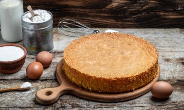 Ahşap masada ev yapımı kek, fırın arka planı konsepti.,