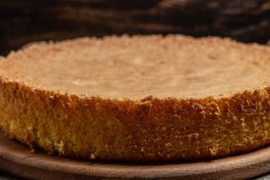 Ahşap masada ev yapımı kek, fırın arka planı konsepti.,