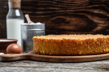 Ev yapımı yumurtalı pandispanya. Un sütü ve şeker, fırın arka planı konsepti. Metin için pankart, menü tarifi yeri,