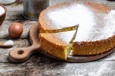 Ev yapımı yumurtalı pandispanya. Un sütü ve şeker, fırın arka planı konsepti. Metin için pankart, menü tarifi yeri,