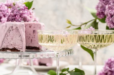 Prosecco, şampanya, çiçek açan mor leylak desenli şarap, kartpostal, geçmiş.