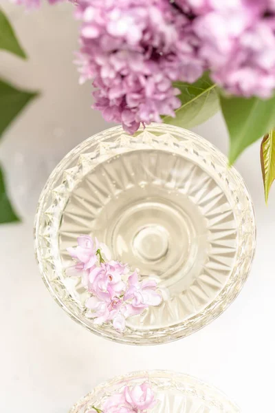 Prosecco Szampan Wino Bukietem Purpurowych Kwiatów Bzu Pocztówka Tło Pionowe — Zdjęcie stockowe