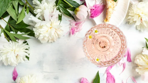 Rozenwijnglazen Met Pioenrozen Bloemen Witte Achtergrond Bovenaanzicht Zomer Drankje Voor — Stockfoto