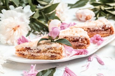 Tabakta ev yapımı tatlı kek ve mutfak masasında şakayık. Yaz kutlaması, düğün kartı, davetiye konsepti..