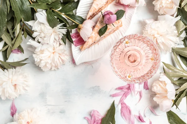 Glas Witte Wijn Stukjes Zoete Cake Pioenenbloemen Zomer Drankje Voor — Stockfoto