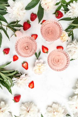 Fıstık çiçekli gül şarabı ve beyaz arka planda tatlı taze çilek, parti için yaz içeceği, şarap dükkanı veya şarap tatma konsepti.