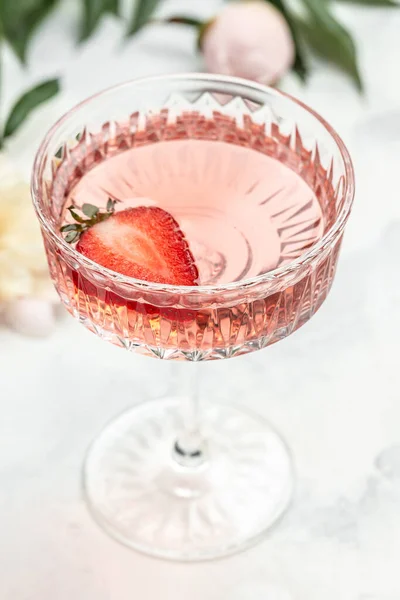 Läckert Rosévin Glas Med Pion Blommor Och Söta Färska Jordgubbar — Stockfoto