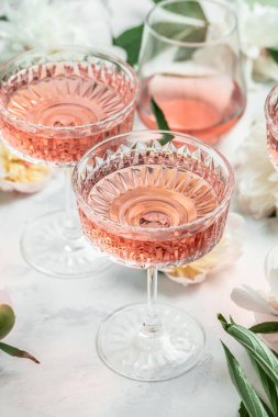 Beyaz arka planda Peony Flowers, parti için yaz içkisi, şarap dükkanı ya da şarap tatma konsepti. dikey görüntü. en üstteki görünüm.