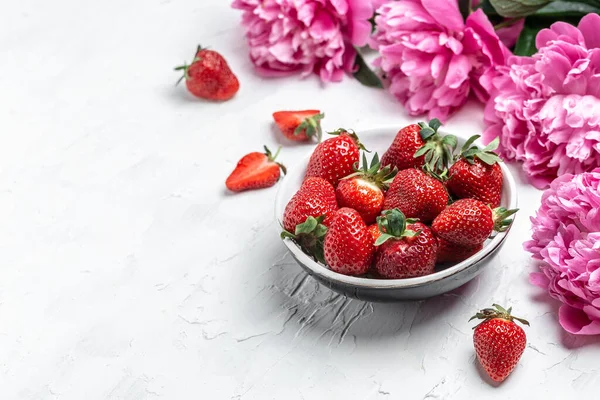 Fresh Garden Strawberry Pink Peony Flowers Banner Menu Recipe Place — Photo