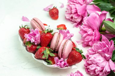 Beyaz arka planda şakayık güllü pembe badem kurabiyesi ya da kurabiye. Pankart, broşür, güzel kartpostal, güzel manzara.,