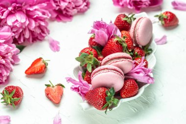 Beyaz arka planda şakayık güllü pembe badem kurabiyesi ya da kurabiye. Pankart, broşür, güzel kartpostal, güzel manzara.,