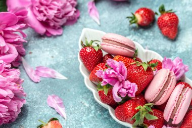 Beyaz arka planda şakayık güllü pembe badem kurabiyesi ya da kurabiye. Pankart, broşür, güzel kartpostal, güzel manzara..