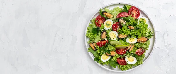 Healthy Green Salad Preparation Salad Leaves Mussels Quail Egg Conjugate — Stockfoto