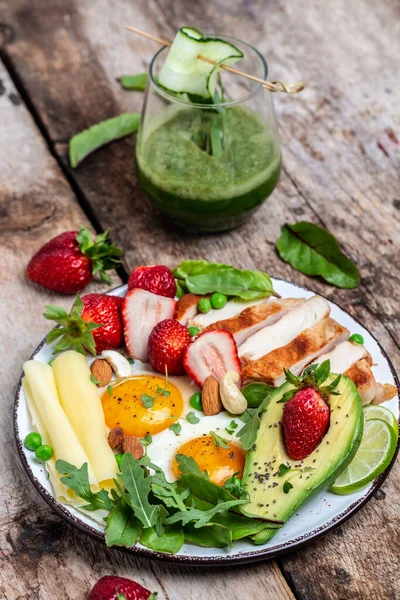 Petit Déjeuner Riche Glucides Filet Poulet Grillé Avocat Œufs Frits — Photo