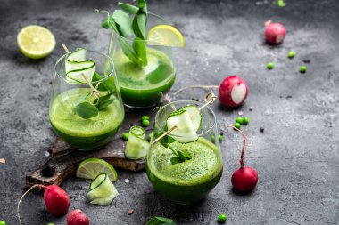 Yeşil smoothie. Detox smoothie, taze bezelye, salatalık, turp, ıspanak ve limon. afiş, metin için menü tarifi yeri, üst görünüm.