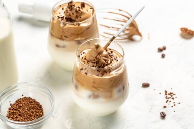 Dalgona kahvesi. Kore kahvesi, kremşantili içecek, köpüklü kahve ve süt. Süslü, köpüklü ve hazır kahveli latte.,