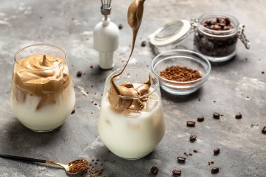 Dalgona Kahve Moda Koreli sütlü sütlü sütlü kahve espresso. Kahve yapmak. Barista hazır kahveden köpük hazırlar.