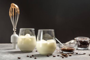 Buzlu, çırpılmış, dalgona kahveli, şekerli ve sıcak suyla çırpılmış kahve tozu. Modaya uygun Kore kahvesi sütlü kahve..