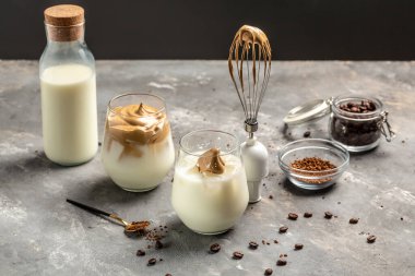 Buzlu Dalgona kahvesi, son moda Kore kremalı kremalı kahve. Metin için pankart, menü tarifi yeri.