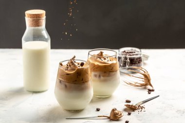 Beyaz arka planda dalgona kahvesi. Kore kahvesi, krem şantili kahve köpüklü ve sütlü içecek..