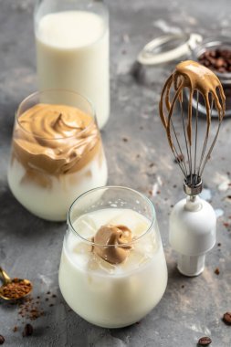 Buzlu Dalgona kahvesi, Kore kahvesi hazır kahve, sütlü kremalı buzlu kahve ve dikey görüntü. en üstteki görünüm