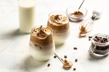 En gözde dalgona kahvesi, hazır kahve köpüğü, pankart, menü, yemek tarifi yeri....