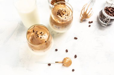 dalgona kahve, hazır kahve, pankart, menü, metin için tarif yeri ve köpüklü Kore içeceği latte..