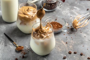 Dalgona kahvesi. Moda Kore kremalı kahvesi. Tarifi popüler Kore kahvesi ve köpüklü kahve. Yumuşak bir içecek..