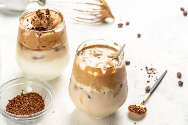 Ev yapımı Dalgona kahvesi, cam bardakta malzemeler, modaya uygun kahve ve hazır kahve..