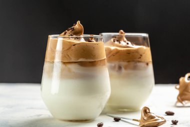 Ev yapımı Dalgona kahvesi ve malzemeler. Metin için pankart, menü tarifi yeri.