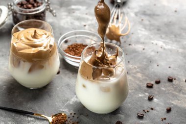 Buzlu Dalgona Kahvesi, Barista hazır kahveden köpüklü krema hazırlar. Moda yumuşacık kremalı kremalı kahve..