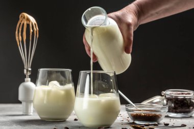 Buzlu Dalgona kahvesi. Kahve yapmak. Barista hazır kahveden köpüklü krema hazırlar. Modaya uygun bir latte..