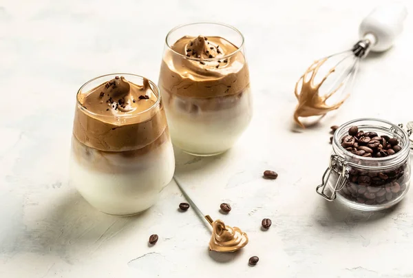 Dalgona kahvesi, Kore kahvesi hazır kahve ya da şeffaf bardakta şekerli ve sıcak suyla çırpılmış espresso tozu. Modaya uygun bir latte..