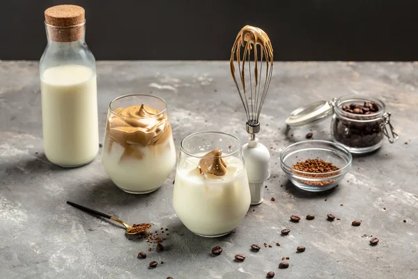 Buzlu Dalgona kahvesi, son moda Kore kremalı kremalı kahve. Metin için pankart, menü tarifi yeri.