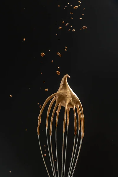 Dalgona Içeceği Için Çırpılmış Hazır Kahve Köpüğüyle Metal Balon Çırpışı — Stok fotoğraf