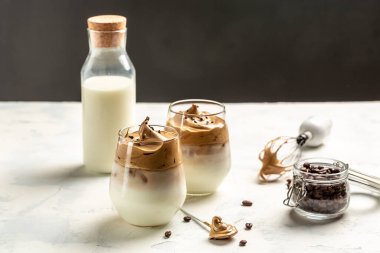 İçindekilerle birlikte Dalgona kahvesi. Moda Kore kremalı kahvesi. afiş, menü, metin için tarif yeri.