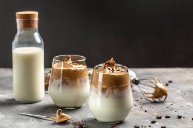 Dalgona kremalı kahve, içinde malzemeler olan cam bardak, hazır kahve köpüklü latte, buzlu kahve..