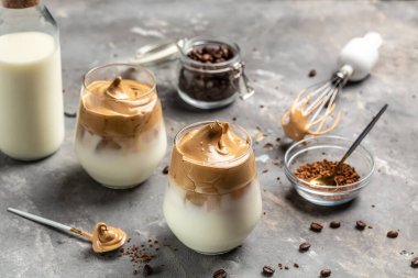 Dalgona köpüklü kahveli iki bardak Yeni popüler yiyecek ve içecek trendi, modaya uygun Kore kahvesi,