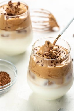 Dalgona kahvesi ya da çırpılmış kahve. Köpüklü kahve trend Kore latte espresso, kahve köpüğü, dikey görüntü. en üstteki görünüm,