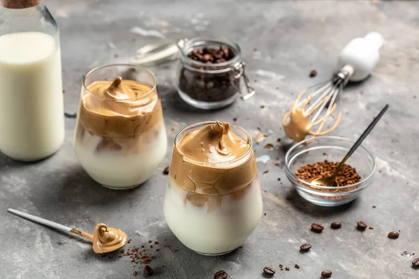 Dalgona köpüklü kahveli iki bardak Yeni popüler yiyecek ve içecek trendi, modaya uygun Kore kahvesi,