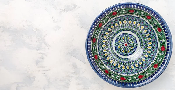 中央アジアスタイルの白い花の装飾が施された民族ウズベク陶器の皿ボウル 白地に伝統的なウズベキスタンの装飾が施された装飾陶器 — ストック写真