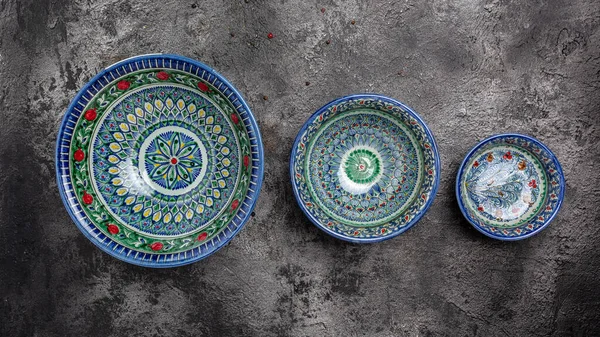Niebieskie Naczynia Ceramiczne Białą Ozdobą Kwiatową Stylu Środkowoazjatyckim Etniczna Ceramika — Zdjęcie stockowe