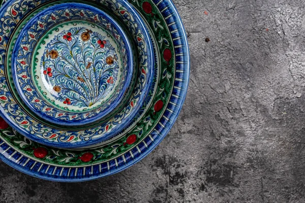 Etniczne Uzbeckie Dekoracyjne Talerze Ceramiczne Miska Tradycyjną Krajową Ozdobą Kwiatową — Zdjęcie stockowe