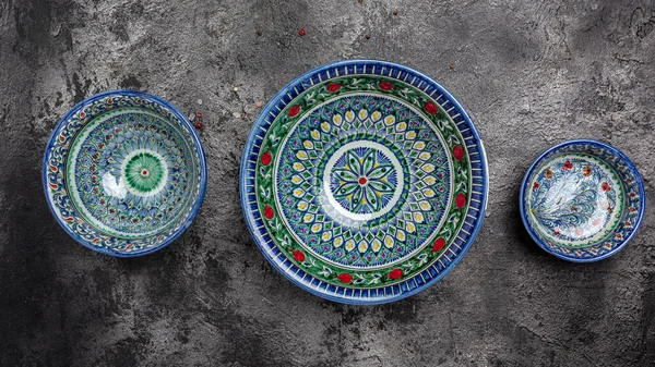 Etniczne Uzbeckie Dekoracyjne Talerze Ceramiczne Miska Tradycyjną Krajową Ozdobą Kwiatową — Zdjęcie stockowe