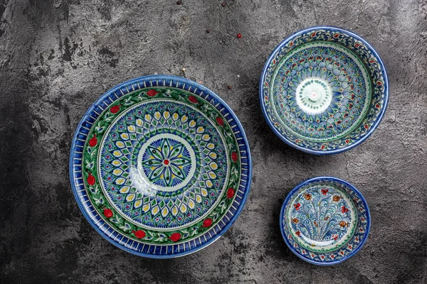 Tradycyjne Uzbeckie Naczynia Narodową Ozdobą Kwiatową Etniczne Uzbeckie Naczynia Ceramiczne — Zdjęcie stockowe